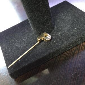 Vintage Elegant Gold Lapel Pin